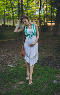 Ideas de trajes para el embarazo: blanco y verde con un lado de rayas: 