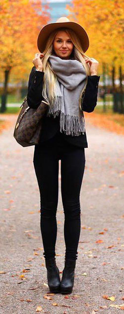 Trajes para mujeres con curvas: #invierno #moda / todo negro + bufanda gris con flecos: 