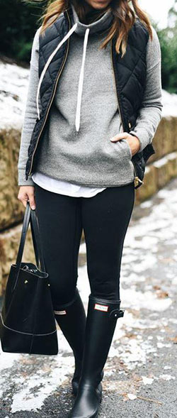 bonito Un look cálido: mujer con leggins negros y sudadera gris con cuello desbocado...: 