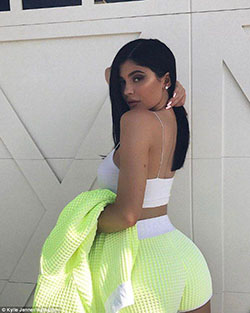 Neón brillante: Kylie Jenner, de 19 años, hizo alarde de sus curvas en un conjunto de Chanel de short...: 
