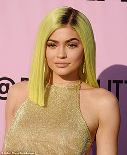 Kylie Jenner, con el cabello resaltado, muestra Spanx con un minivestido de $ 39 #dailymail: 