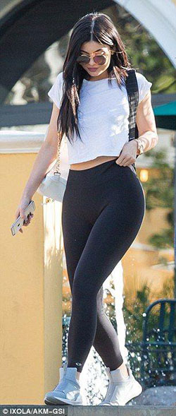 Kylie Jenner muestra su estómago con una camiseta corta blanca y calzas negras: Camiseta blanca  