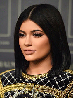 Atuendos de Kylie Jenner: este aspecto casi de muñeca de alguna manera me hace amar la elección de maquillaje de Kylie en...: 