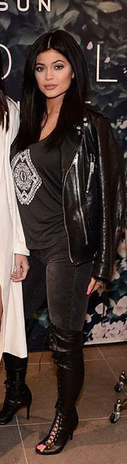¿Quién hizo la camiseta con estampado negro de Kylie Jenner, las botas, los jeans ajustados grises y el cuero...: 