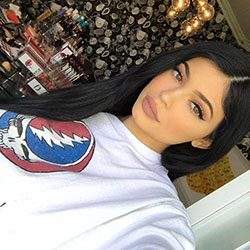 Kylie Jenner con el kit de labios mate Maliboo.: 