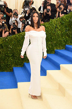 Vestido blanco corto con hombros descubiertos de Kim Kardashian.: Fuera del hombro,  Vestido largo  