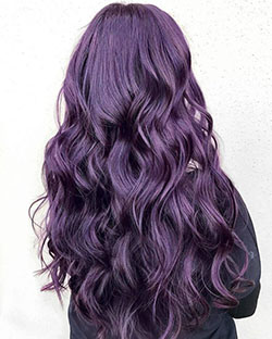 Ondas púrpuras oscuras y dramáticas: Peinados morados para cabello largo  