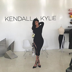Vestido de jersey fruncido con espalda cruzada de Kendall + Kylie, $51.: 
