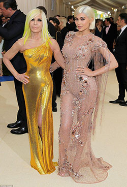 Kylie claramente tenía el sello de aprobación de la casa de moda mientras posaba...: 