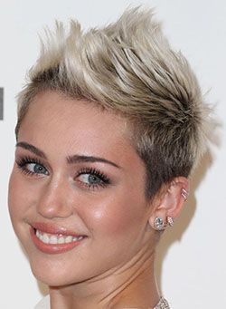 Duendecillo con pinchos de platino: Miley luce este duendecillo de platino.: 