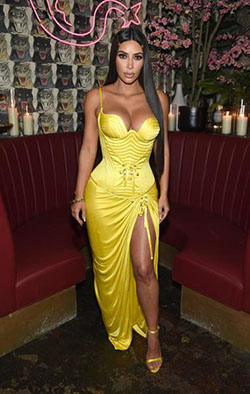 Kim Kardashian con este vestido corsé amarillo con escote alto de Versace en la cena Business of Fashion: kim kardashian  