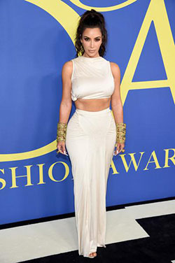 Top corto y falda larga de Kim Kardashian: 