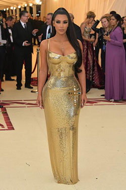 Kim Kardashian con un vestido de cota de malla dorada de Versace en la Met Gala 2018: 