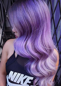 Rizos de degradado púrpura retro: Peinados morados para cabello largo  