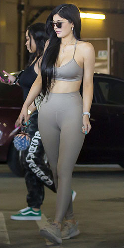 Jenner se puso deportiva para un viaje al centro comercial con leggins grises...: 