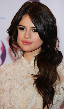 Este peinado de Selena Gomez es muy querido por ella, ya que se la ha visto haciéndolo alarde varias veces.: 