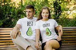 ¡Un lindo par de atuendos a juego para parejas con aguacate impreso en ellos! - Camisetas a juego de aguacate para parejas: 