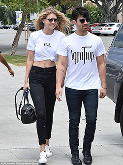 Lindo atuendo de pareja a juego: Gigi Hadid y Joe Jonas usan atuendos a juego en la salida del almuerzo.: 