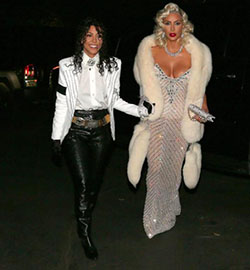 Luego, Kimmy Cakes creó el dúo épico, vistiéndose como Madonna y haciendo que su hermana, Kourtney, se vistiera como el difunto Michael Jackson.: 