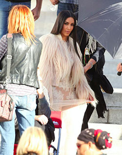 Kardashian fue fotografiada en el set del próximo spin-off de Ocean's 11 el lunes por la noche, luciendo hermosa con un abrigo de piel, un vestido transparente de Givenchy y una laca para el cabello.: 