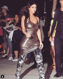 Kim Kardashian en Fleeky Fleek en conjunto metálico sexy: 