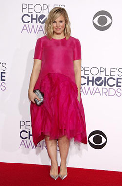 Kristen Bell, que acaba de dar a luz a su segundo hijo, subió a la alfombra con este vestido rosa de longitud media. Bell generalmente lo logra, pero este conjunto aparentemente mal ajustado simplemente no cumplió.: 