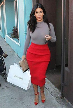 Kim Kardashian combina una manga larga gris con una hermosa falda roja.: Falda alta-baja,  Manga larga  