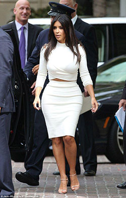 Vestido blanco de Kim Kardashian en el evento Lorraine Schwartz 2018: Camiseta blanca,  Vestido blanco  