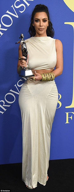 Kim Kardashian lució un traje ceñido, Kim Kardashian deslumbra con un vestido blanco ceñido.: 