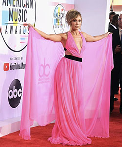 Jennifer López con vestido rosa de George Chakra.: 