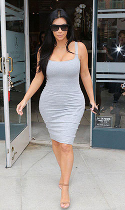 Kim Kardashian casi se cae con tacones altos y vestido gris ajustado: 