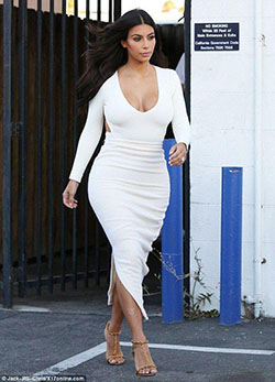 Kim Kardashian luce angelical en blanco por segundo día consecutivo: 