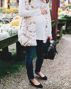 Las mejores ideas para atuendos de maternidad: estilo de maternidad: todo lo que necesitas para el #otoño: jeans con dobladillo caído, chaleco de piel sintética, un...: 
