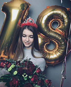 ???❤️#recuerdos #yo #18thbirthday #eighteen #polishgirl #instagirl: trajes de fiesta,  sesión de fotos de cumpleaños  
