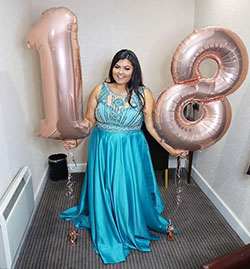 Bueno, espero que Small Child haya disfrutado de su cumpleaños número 18 celebrándolo en @ukgalaxypag...: trajes de fiesta  