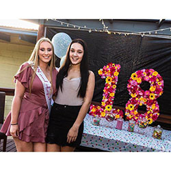 ✨ ¡Feliz 18 a la hermosa Chlo! Esperamos que haya tenido la mejor noche. #18thbirthd...: trajes de fiesta  