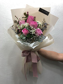 Ideas de recuerdo de flores secas: ramo de flores rosa,  Ramo De Flores Tumblr,  Ramo Para Aniversario  