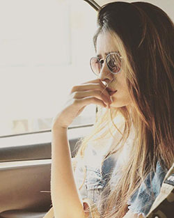 Hiba nawab con gafas de sol, Chica femenina: 