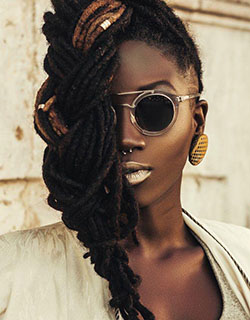 Chica negra cabello con textura afro, salón de belleza: peinados africanos,  peinados negros  