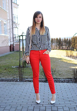 Conjunto de camisa a rayas en blanco y negro con pantalón rojo: pantalones rojos  