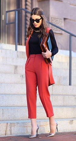 Top negro simple con pantalón rojo: Código de vestimenta,  Informal de negocios,  ropa informal  