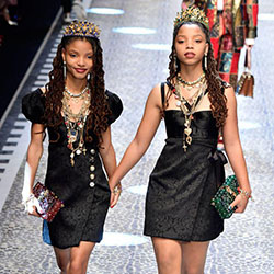 Las protegidas de Beyoncé, Chloe y Halle, en su perfecto debut en la pasarela de Dolce & Gabbana: 