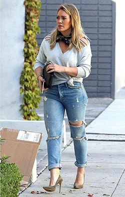 Hilary Duff actualiza la tendencia de hombros descubiertos para el otoño con un suéter digno de enamorar: Trajes De Mezclilla,  Pantalones rasgados,  Los Angeles,  Hilary Duff,  Hilary Duff,  Haylie Duff,  lizzie mcguire,  Personalidad de televisión  