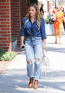 Hilary Duff sale con una combinación de camisa casual y jeans rasgados para las tareas del hogar: Trajes De Mezclilla,  Pantalones rasgados,  Hilary Duff  