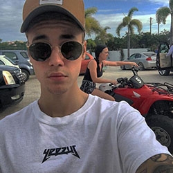 Justin Bieber con gafas de sol Ray-Ban RB3447 Round Metal | SelectSpecs.com: 