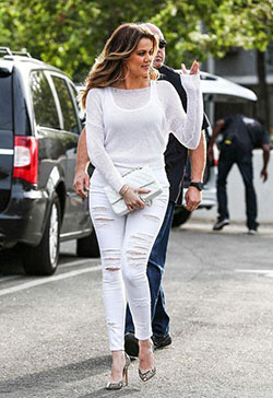 Estando al día con las Kardashians. Estando al día con las Kardashians. Khloe Kardashian street style con jeans rotos, bolso de Chanel y zapatos de punta.: Estilo callejero,  Kylie Jenner,  Pantalones rasgados,  Kendall Jenner,  kim kardashian,  Los Angeles,  KrisJenner,  kourtney kardashian  