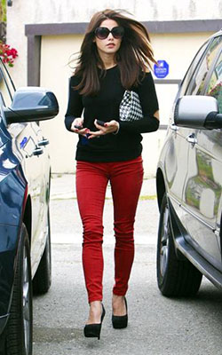 La saga de Crepusculo. Jeans rojos con tacones negros de ante: Pantalones ajustados,  Ashley Greene,  pantalones rojos  