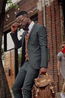 SC: @_djuice: Corbata de moño,  ropa informal,  hombre negro  