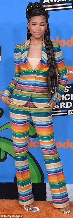 Storm Reid luce un colorido traje a rayas en los Kids' Choice Awards: Storm Reid Moda en la alfombra roja,  hailee steinfeld  