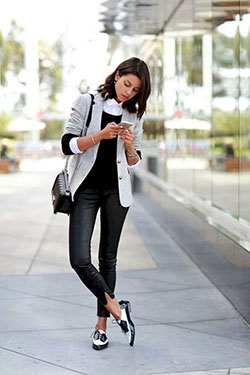 Blazer gris y jeans negros!: Vaqueros ajustados,  Casual elegante,  Zapato brogue,  zapato derby  